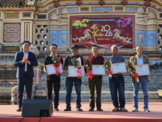  The Organizing Committee presenting awards to collectives and individuals